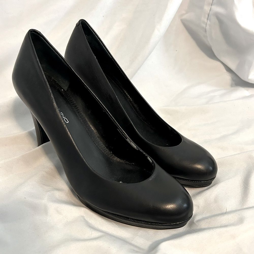 Bandolino round toe classic black heels size 7.5